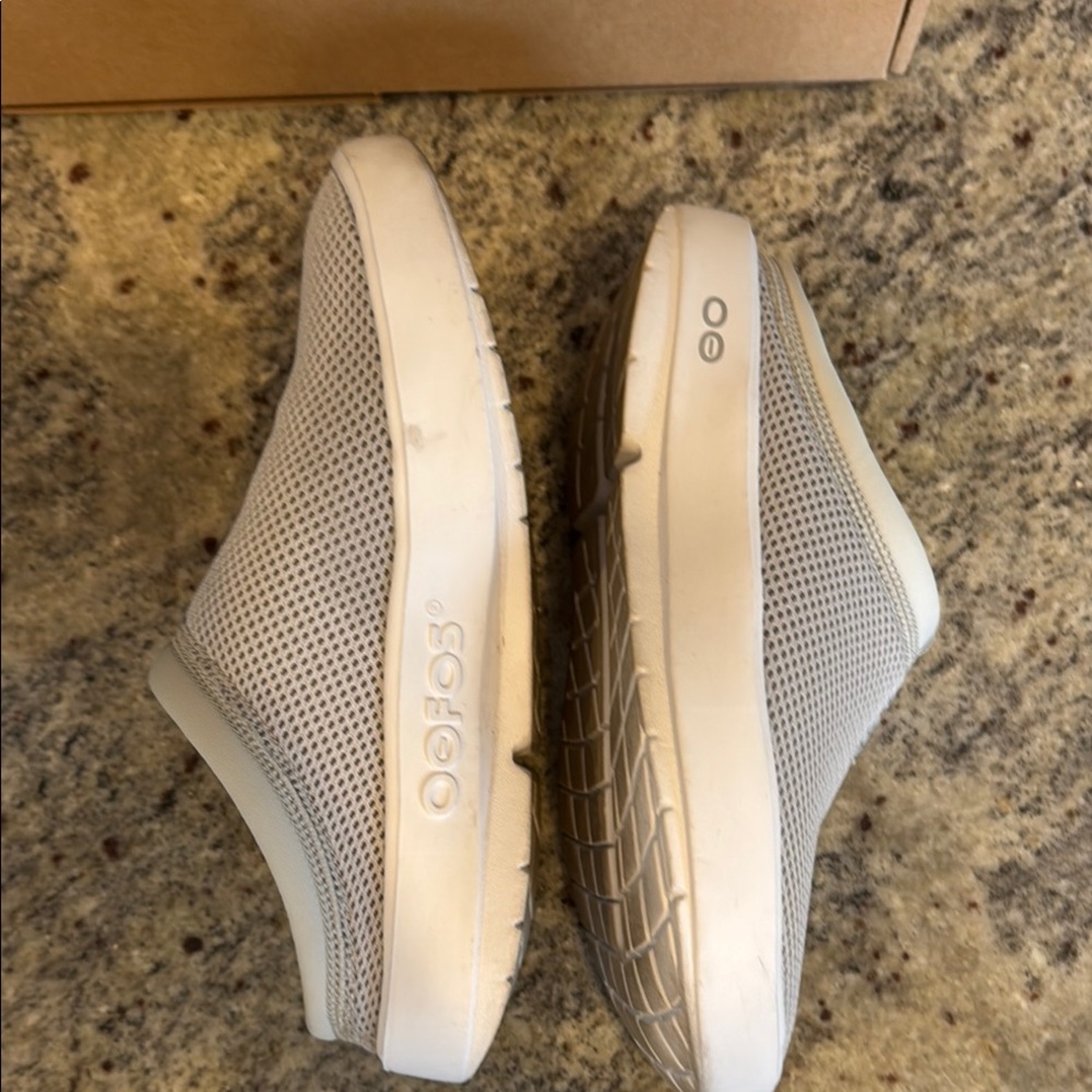 OOFOS SIZE 5 - Picture 8 of 11